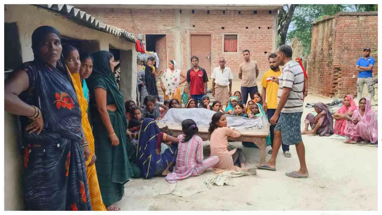 Azamgarh News: इलाज के दौरान महिला की मौत, परिजनों ने डॉक्टर पर लगाया गंभीर आरोप Azamgarh News: इलाज के दौरान महिला की मौत, परिजनों ने डॉक्टर पर लगाया गंभीर आरोप