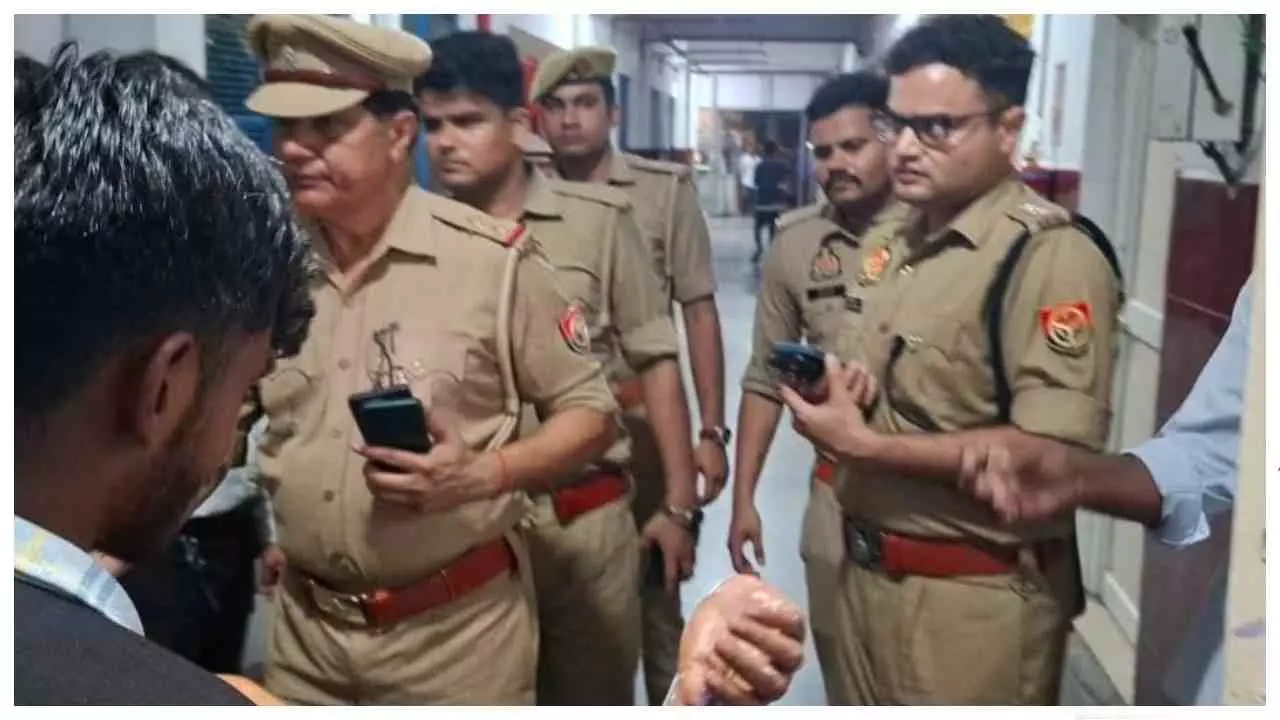 Moradabad News: हाईटेंशन लाइन का कहर, छत पर सो रहे परिवार पर गिरी बिजली, तीन झुलसे गंभीर