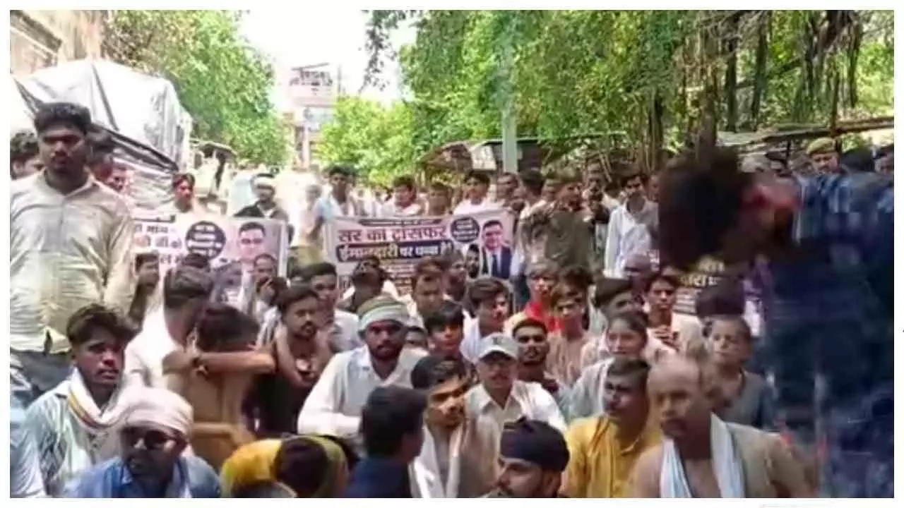 Jalaun News: जालौन में रिंकू सिंह राही के तबादले के विरोध में सड़कों पर उतरे युवा