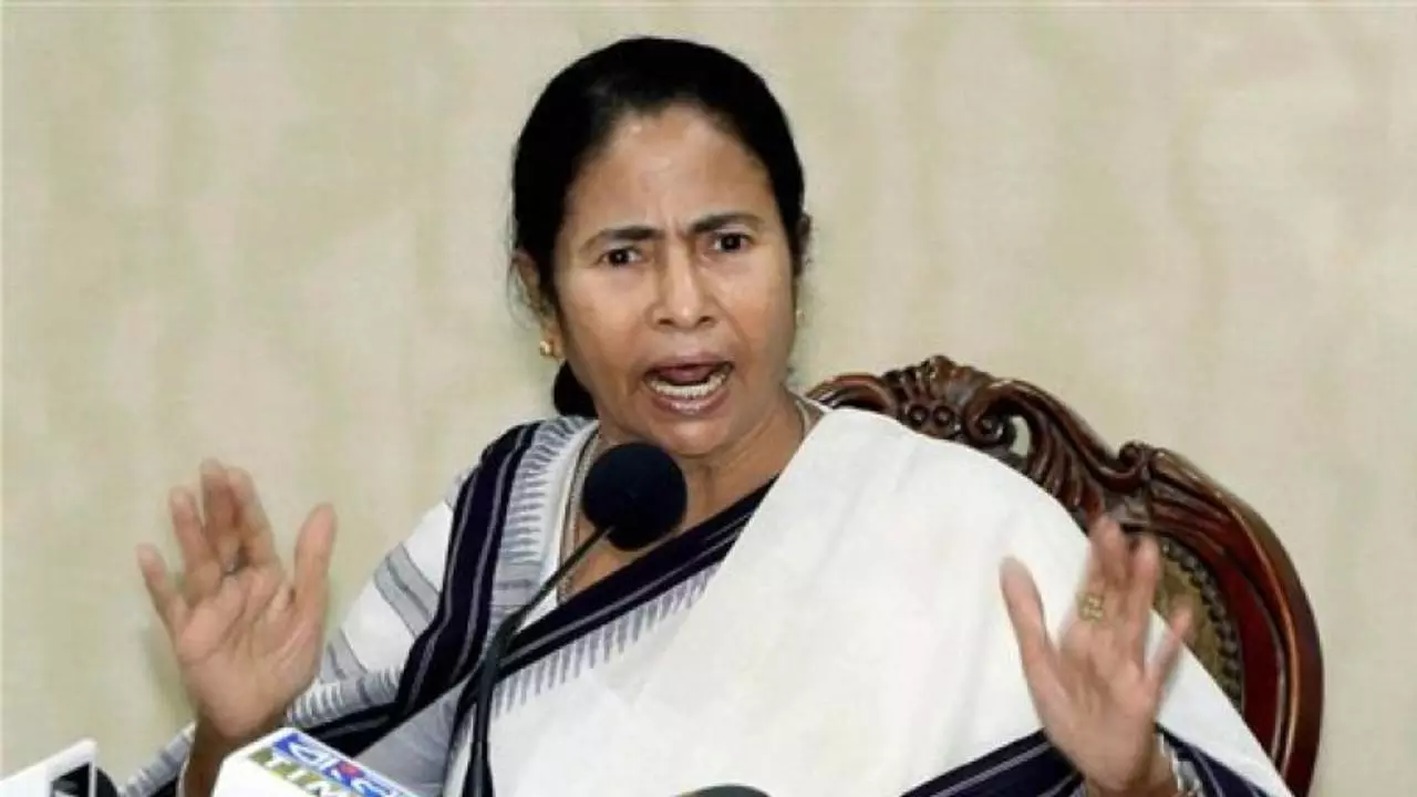 इस्तीफा, बगावत और...अपनों के धोखे पर गुस्से से तिलमिला उठी ममता दीदी, बोलीं- क्या मैं मर गई हूं? इस्तीफा, बगावत और...अपनों के धोखे पर गुस्से से तिलमिला उठी ममता दीदी, बोलीं- क्या मैं मर गई हूं?