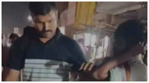 Chandauli News: ऑटो चालक की कथित पिटाई का वीडियो वायरल, आरपीएफ कांस्टेबल पर मारपीट के आरोप Chandauli News: ऑटो चालक की कथित पिटाई का वीडियो वायरल, आरपीएफ कांस्टेबल पर मारपीट के आरोप