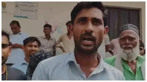 Etah News: एटा मेडिकल कॉलेज में 20 रुपये को लेकर बवाल, गार्ड पर मारपीट और अभद्रता के आरोप Etah News: एटा मेडिकल कॉलेज में 20 रुपये को लेकर बवाल, गार्ड पर मारपीट और अभद्रता के आरोप