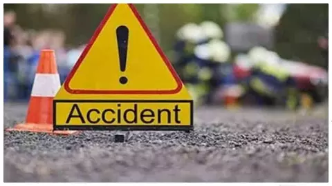 Kannauj News: खड़े ट्रक से टकराई बाइक, इकलौते बेटे समेत दो कैमरामैनों की दर्दनाक मौत Kannauj News: खड़े ट्रक से टकराई बाइक, इकलौते बेटे समेत दो कैमरामैनों की दर्दनाक मौत