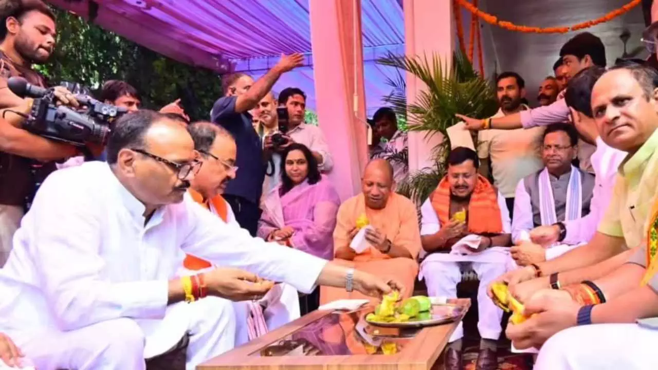 लखनऊ में नितिन नवीन की आम पार्टी, डिप्टी CM के घर सजी महफ़िल, CM योगी भी रहे मौजूद लखनऊ में नितिन नवीन की आम पार्टी, डिप्टी CM के घर सजी महफ़िल, CM योगी भी रहे मौजूद
