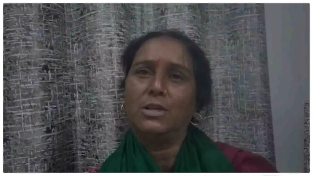 Mathura News: गैंगरेप पीड़िता ने आरोपियों की गिरफ्तारी की मांग की, कार्रवाई में देरी पर उठाए सवाल Mathura News: गैंगरेप पीड़िता ने आरोपियों की गिरफ्तारी की मांग की, कार्रवाई में देरी पर उठाए सवाल