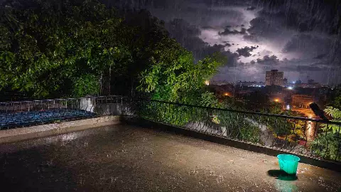लखनऊ में अचानक बदला मौसम का मिजाज, झमाझम बारिश से खुशनुमा हुआ मौसम, उमस से मिली राहत लखनऊ में अचानक बदला मौसम का मिजाज, झमाझम बारिश से खुशनुमा हुआ मौसम, उमस से मिली राहत