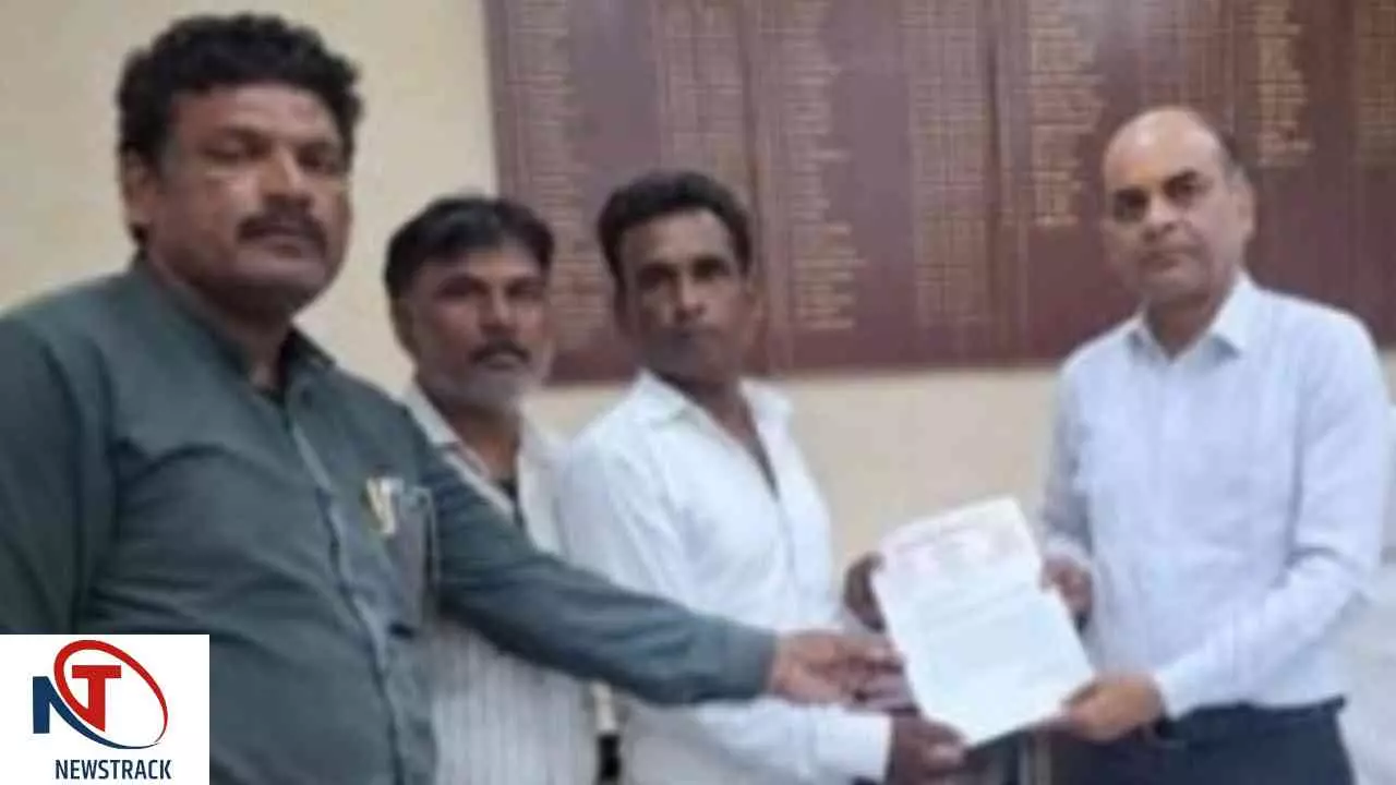 Jhansi News: झांसी रेलवे स्टेशन पर सफाई कर्मचारियों को नियमित करने की मांग Jhansi News: झांसी रेलवे स्टेशन पर सफाई कर्मचारियों को नियमित करने की मांग
