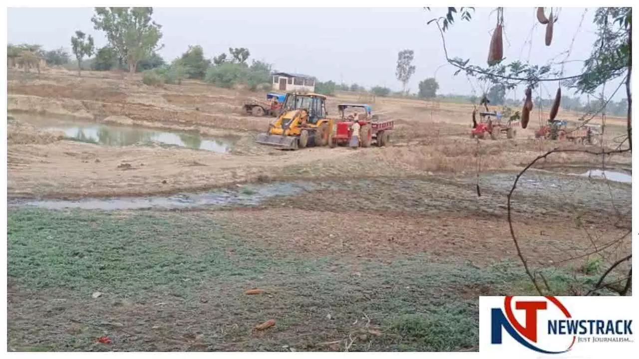 Prayagraj News:  तालाब चौड़ीकरण की आड़ में मिट्टी बेचने का आरोप, बीडीओ ने लगाई फटकार