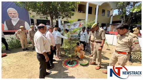 Mathura News महावन तहसील में वन महोत्सव: अधिकारियों ने किया पौधारोपण, पर्यावरण संरक्षण का दिया संदेश