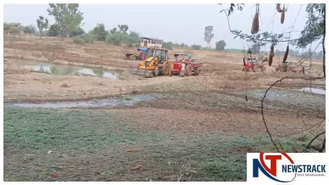 Prayagraj News: तालाब चौड़ीकरण की आड़ में मिट्टी बेचने का आरोप, बीडीओ ने लगाई फटकार Prayagraj News: तालाब चौड़ीकरण की आड़ में मिट्टी बेचने का आरोप, बीडीओ ने लगाई फटकार