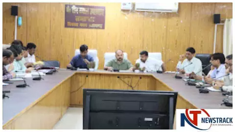 Pratapgarh News: मुख्यमंत्री भ्रमण की तैयारियों को लेकर डीएम ने अधिकारियों संग की बैठक