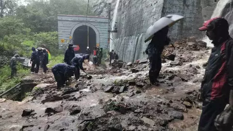 मुंबई में मूसलाधार बारिश से हाहाकार! तीन दिशाओं से घिरी मायानगरी, एक्सप्रेसवे-ट्रेन सब बंद