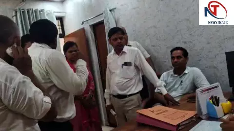 Hardoi News: महिला लेखपाल प्रकरण: SDM पर दबाव बनाने के प्रयास का वीडियो वायरल, चर्चाओं का बाजार गर्म Hardoi News: महिला लेखपाल प्रकरण: SDM पर दबाव बनाने के प्रयास का वीडियो वायरल, चर्चाओं का बाजार गर्म