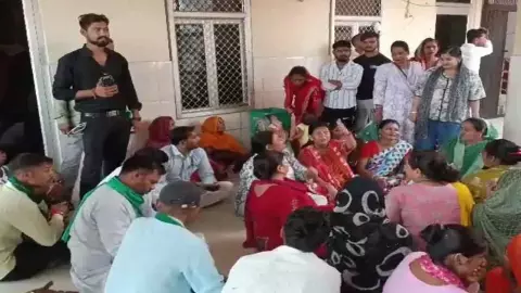 Mainpuri News: मृत्यु प्रमाण पत्र के लिए रिश्वत मांगने के आरोप पर हंगामा, किसान यूनियन का धरना Mainpuri News: मृत्यु प्रमाण पत्र के लिए रिश्वत मांगने के आरोप पर हंगामा, किसान यूनियन का धरना