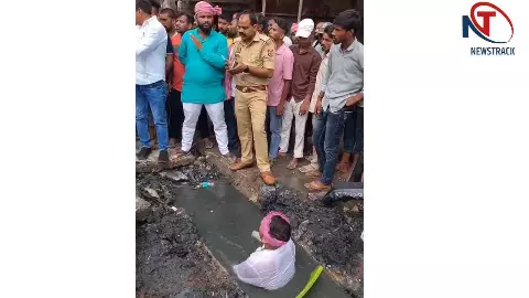 Chandauli News: ग्रामीणों की समस्या को लेकर सपा नेता ने किया अनूठा प्रदर्शन, पुलिस भी हो गई परेशान Chandauli News: ग्रामीणों की समस्या को लेकर सपा नेता ने किया अनूठा प्रदर्शन, पुलिस भी हो गई परेशान