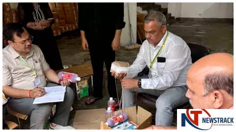 Hapur News:  खाद्य सुरक्षा विभाग की बड़ी कार्रवाई, फैक्ट्री से 686 किलो टोमेटो कैचप सीज; नमूने जांच को भेजे