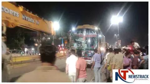 Barabanki बाराबंकी में भीषण ट्रिपल हादसा: डंपर से टकराई डबल डेकर बस, पीछे से रोडवेज ने मारी टक्कर Barabanki बाराबंकी में भीषण ट्रिपल हादसा: डंपर से टकराई डबल डेकर बस, पीछे से रोडवेज ने मारी टक्कर