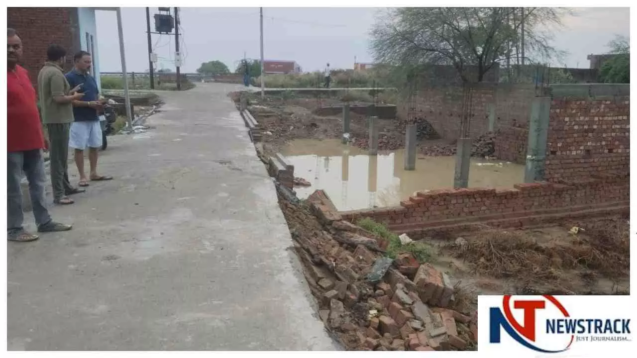 Chandauli News : पहली ही बारिश में ध्वस्त हुई नई सड़क, निर्माण गुणवत्ता पर उठे गंभीर सवाल Chandauli News : पहली ही बारिश में ध्वस्त हुई नई सड़क, निर्माण गुणवत्ता पर उठे गंभीर सवाल