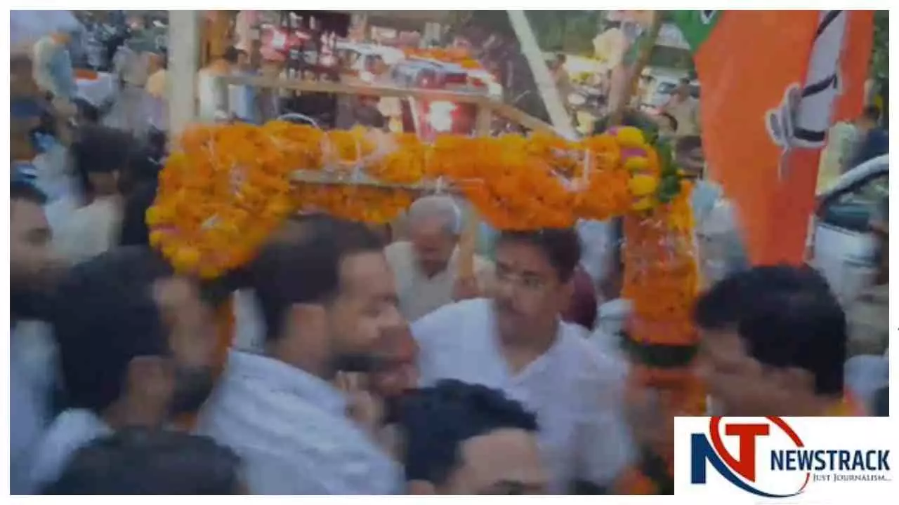 Aligarh News: हाईड्रा पर सवार हुए नए ब्रजक्षेत्र अध्यक्ष, जेसीबी से हुई फूलों की बारिश Aligarh News: हाईड्रा पर सवार हुए नए ब्रजक्षेत्र अध्यक्ष, जेसीबी से हुई फूलों की बारिश