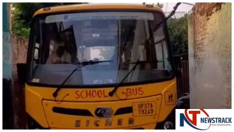 Hapur News: छात्राओं से भरी बस से टकराई झूलती बिजली लाइन, बड़ा हादसा टला