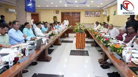 धनबाद मंडल संसदीय समिति बैठक में रेल विकास, यात्री सुविधाओं और परियोजनाओं पर सांसदों ने दिए सुझाव धनबाद मंडल संसदीय समिति बैठक में रेल विकास, यात्री सुविधाओं और परियोजनाओं पर सांसदों ने दिए सुझाव