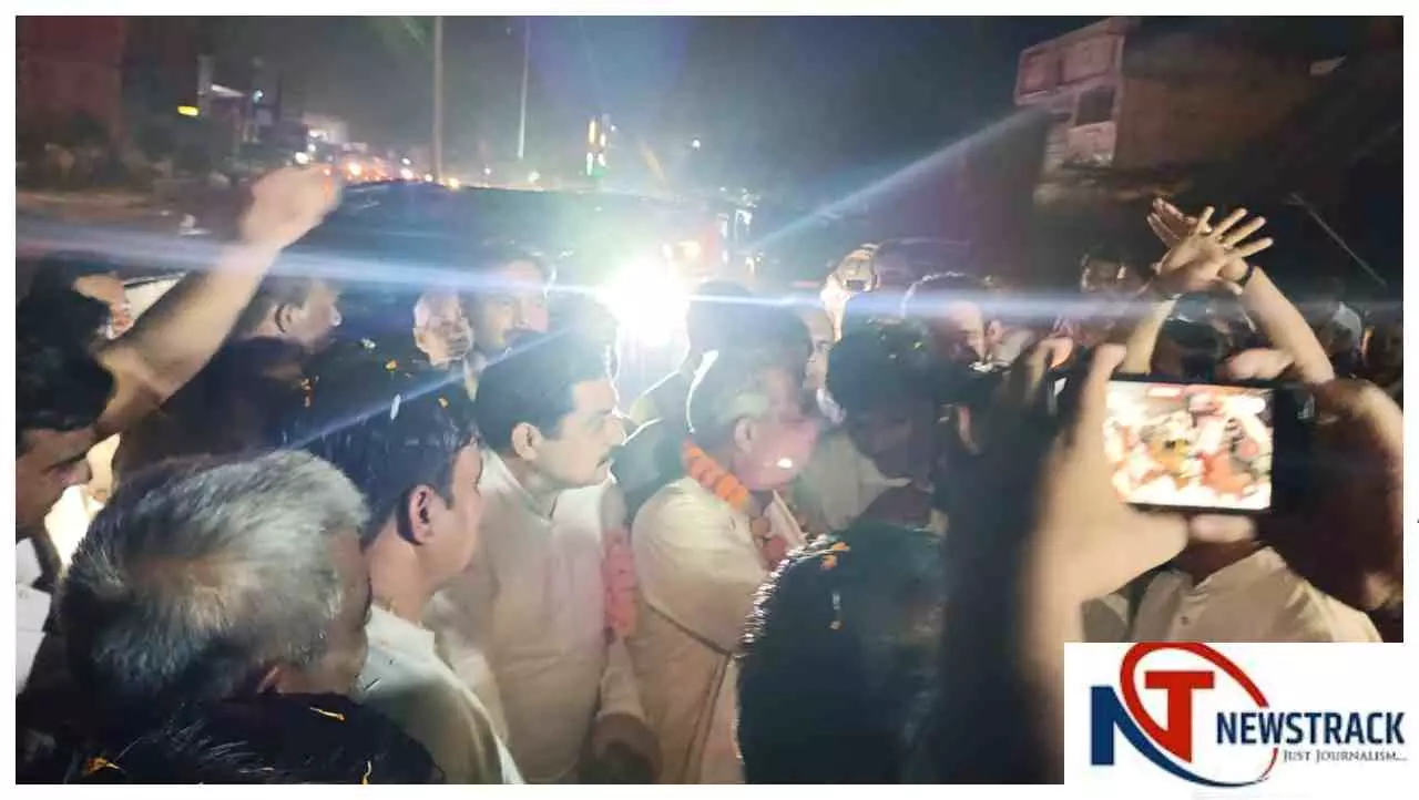Baghpat News: बुलडोजर की बकेट से पुष्पवर्षा कर भाजपा के पश्चिमी यूपी अध्यक्ष नवाब सिंह नागर का स्वागत Baghpat News: बुलडोजर की बकेट से पुष्पवर्षा कर भाजपा के पश्चिमी यूपी अध्यक्ष नवाब सिंह नागर का स्वागत