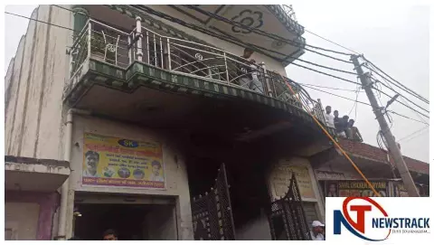 Etah News: अलीगंज में दो मंजिला मकान में भीषण आग, 6 दुकानें और 5 वाहन जले, लाखों का नुकसान Etah News: अलीगंज में दो मंजिला मकान में भीषण आग, 6 दुकानें और 5 वाहन जले, लाखों का नुकसान
