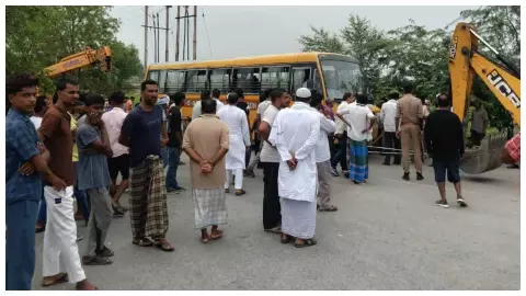 School bus full of children overturns, kills one child, injures several School bus full of children overturns, kills one child, injures several