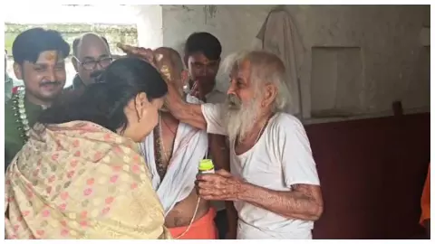 Divya Mittal meet elder Man with honor Divya Mittal meet elder Man with honor