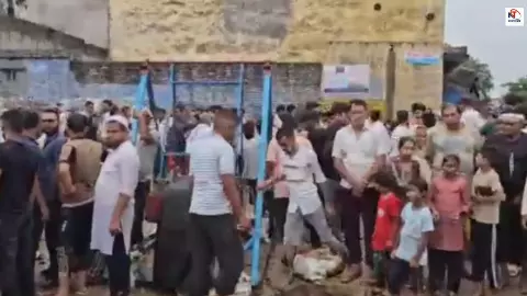 Bulandshahr News: बारिश बनी आफत! मस्जिद की दीवार ढही, 6 लोग मलबे में दबे , 2 की मौत, 4 घायल