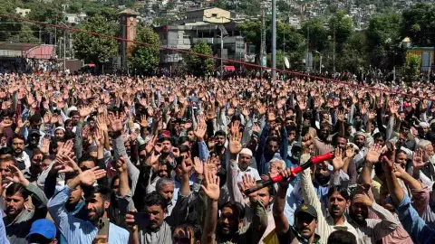 PoK में बगावत की उल्टी गिनती शुरू! पाकिस्तान को 48 घंटे का अल्टीमेटम, आर-पार की जंग का ऐलान PoK में बगावत की उल्टी गिनती शुरू! पाकिस्तान को 48 घंटे का अल्टीमेटम, आर-पार की जंग का ऐलान