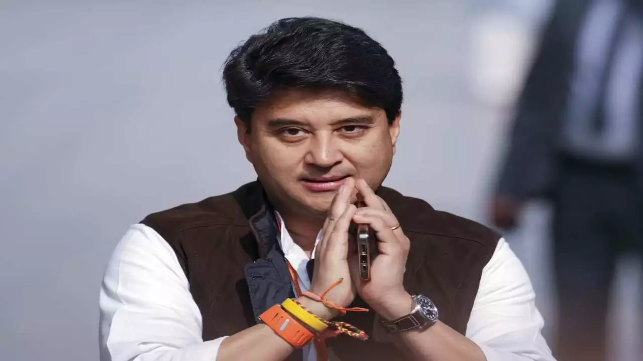 दतिया की जंग में सिंधिया की धमाकेदार एंट्री, BJP ने खेला सबसे बड़ा दांव, एक झटके में बदला पूरा समीकरण दतिया की जंग में सिंधिया की धमाकेदार एंट्री, BJP ने खेला सबसे बड़ा दांव, एक झटके में बदला पूरा समीकरण