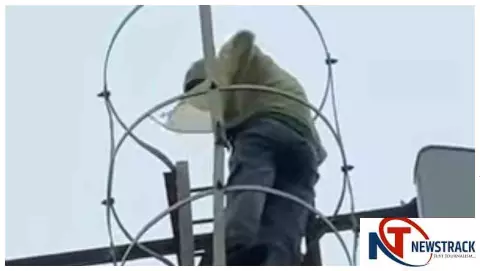 Lakhimpur News: खीरी में प्रेमी से शादी की जिद, 150 फीट ऊंचे टावर पर चढ़ी किशोरी, पुलिस ने बचाया Lakhimpur News: खीरी में प्रेमी से शादी की जिद, 150 फीट ऊंचे टावर पर चढ़ी किशोरी, पुलिस ने बचाया
