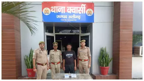 Aligarh News: अलीगढ़ में 2 लाख की कथित रिश्वत देकर आरोपी का नाम हटवाने की कोशिश, क्वार्सी पुलिस ने दबोचा Aligarh News: अलीगढ़ में 2 लाख की कथित रिश्वत देकर आरोपी का नाम हटवाने की कोशिश, क्वार्सी पुलिस ने दबोचा