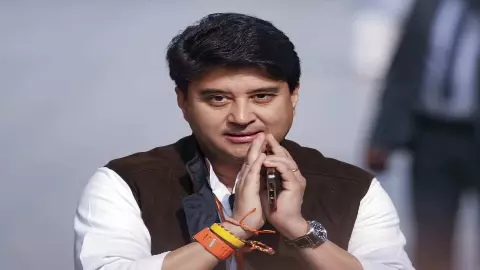 दतिया की जंग में सिंधिया की धमाकेदार एंट्री, BJP ने खेला सबसे बड़ा दांव, एक झटके में बदला पूरा समीकरण दतिया की जंग में सिंधिया की धमाकेदार एंट्री, BJP ने खेला सबसे बड़ा दांव, एक झटके में बदला पूरा समीकरण