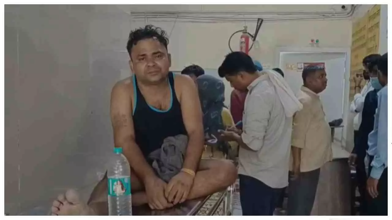 Firozabad News अस्पताल की बड़ी लापरवाही: 4 घंटे तक एक्स-रे नहीं, स्ट्रेचर पर दर्द से कराहता रहा मरीज