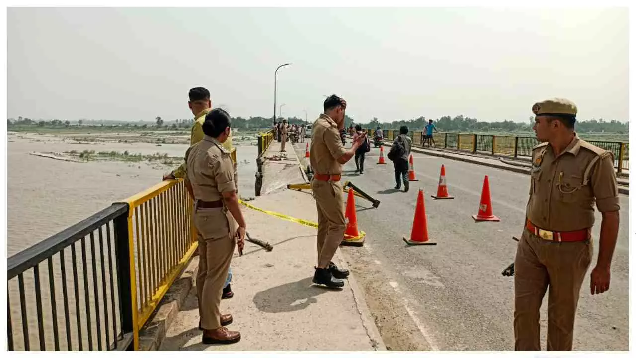 Kannauj News: मेहंदी घाट पुल से गंगा में गिरा मैदे से भरा ट्रक, दो बचाए गए, एक लापता