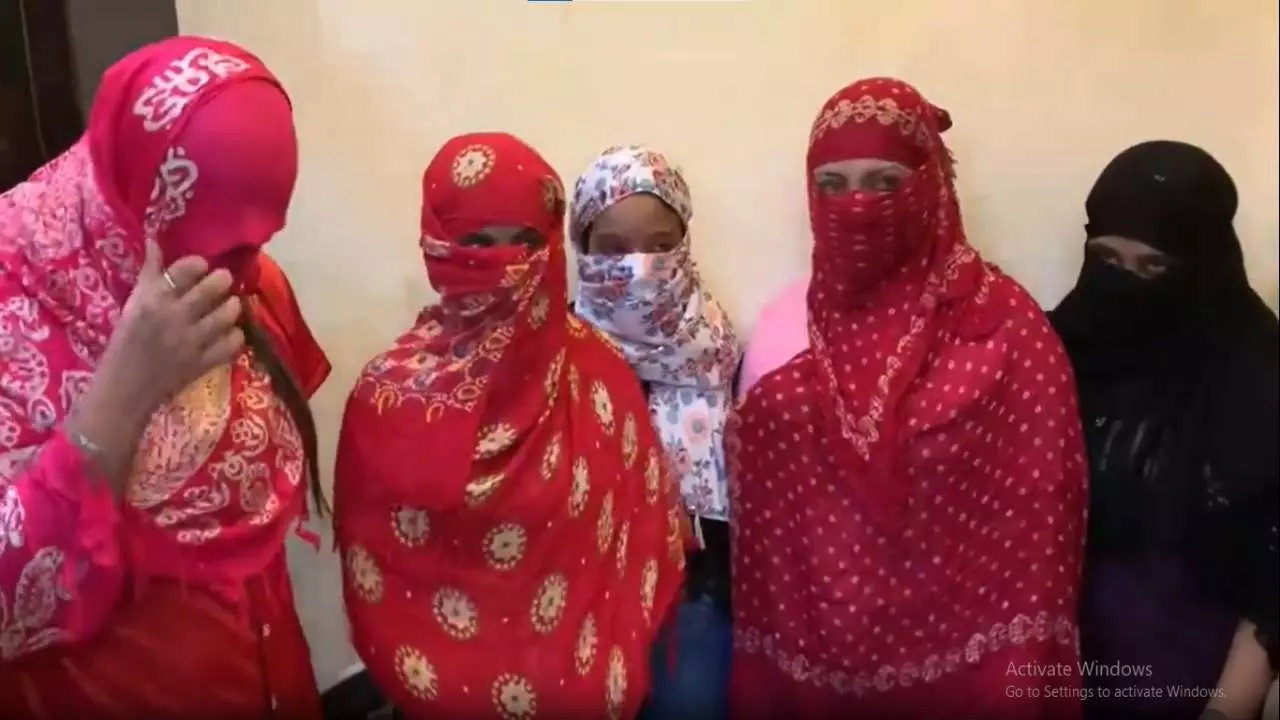 वाराणसी में देर रात पुलिस का बड़ा एक्शन, नामी गेस्ट हाउस में देह व्यापार का भंडाफोड़, 5 युवतियों समेत 9 गिरफ्तार