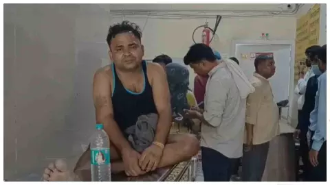 Firozabad News अस्पताल की बड़ी लापरवाही: 4 घंटे तक एक्स-रे नहीं, स्ट्रेचर पर दर्द से कराहता रहा मरीज Firozabad News अस्पताल की बड़ी लापरवाही: 4 घंटे तक एक्स-रे नहीं, स्ट्रेचर पर दर्द से कराहता रहा मरीज
