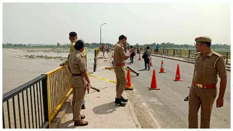 Kannauj News: मेहंदी घाट पुल से गंगा में गिरा मैदे से भरा ट्रक, दो बचाए गए, एक लापता