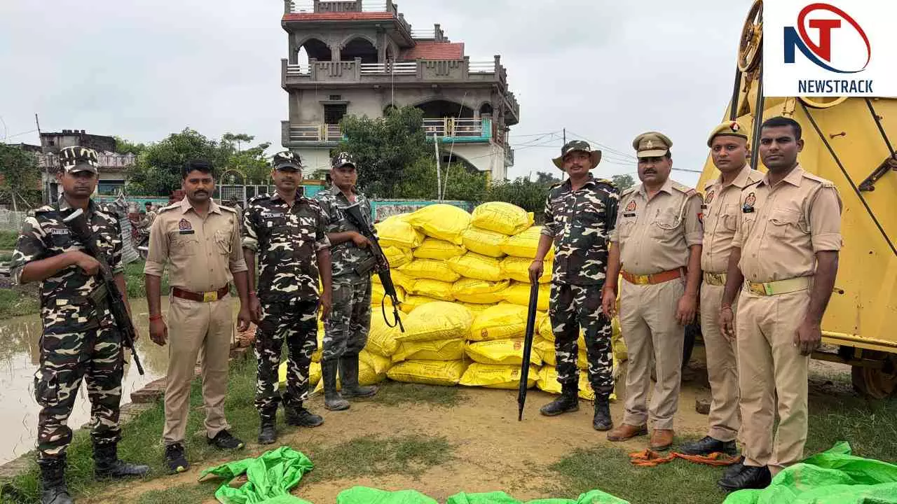 Siddharthnagar News: भारत-नेपाल सीमा पर 54 बोरी अवैध यूरिया बरामद, SSB और पुलिस की संयुक्त कार्रवाई Siddharthnagar News: भारत-नेपाल सीमा पर 54 बोरी अवैध यूरिया बरामद, SSB और पुलिस की संयुक्त कार्रवाई