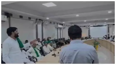 Hapur News: किसानों और कृषि अधिकारी के बीच हाईवोल्टेज ड्रामा, धरना-प्रदर्शन के बाद देर रात सुलह