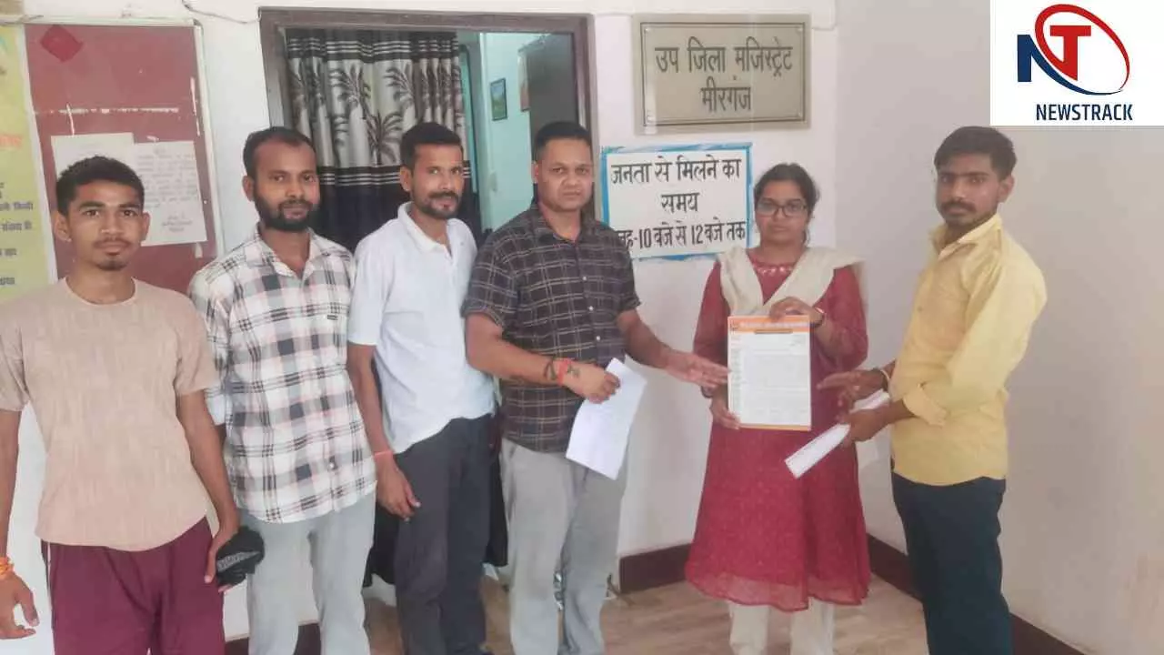 Bareilly News: कांवड़ मार्गों की बदहाली पर हिंदू जागरण समिति ने एसडीएम को सौंपा ज्ञापन Bareilly News: कांवड़ मार्गों की बदहाली पर हिंदू जागरण समिति ने एसडीएम को सौंपा ज्ञापन