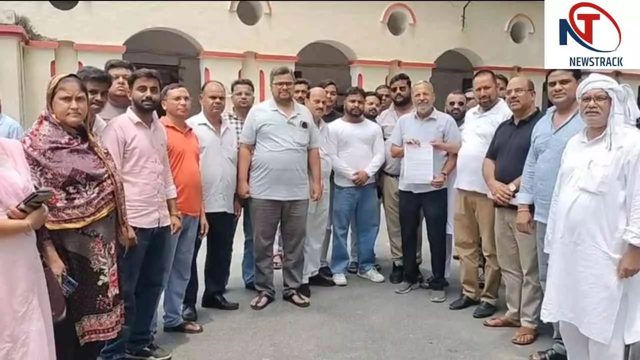 Pilibhit News: व्यापारियों ने बिजली दरों और मीटर कीमतों के विरोध में सीएम के नाम सौंपा ज्ञापन