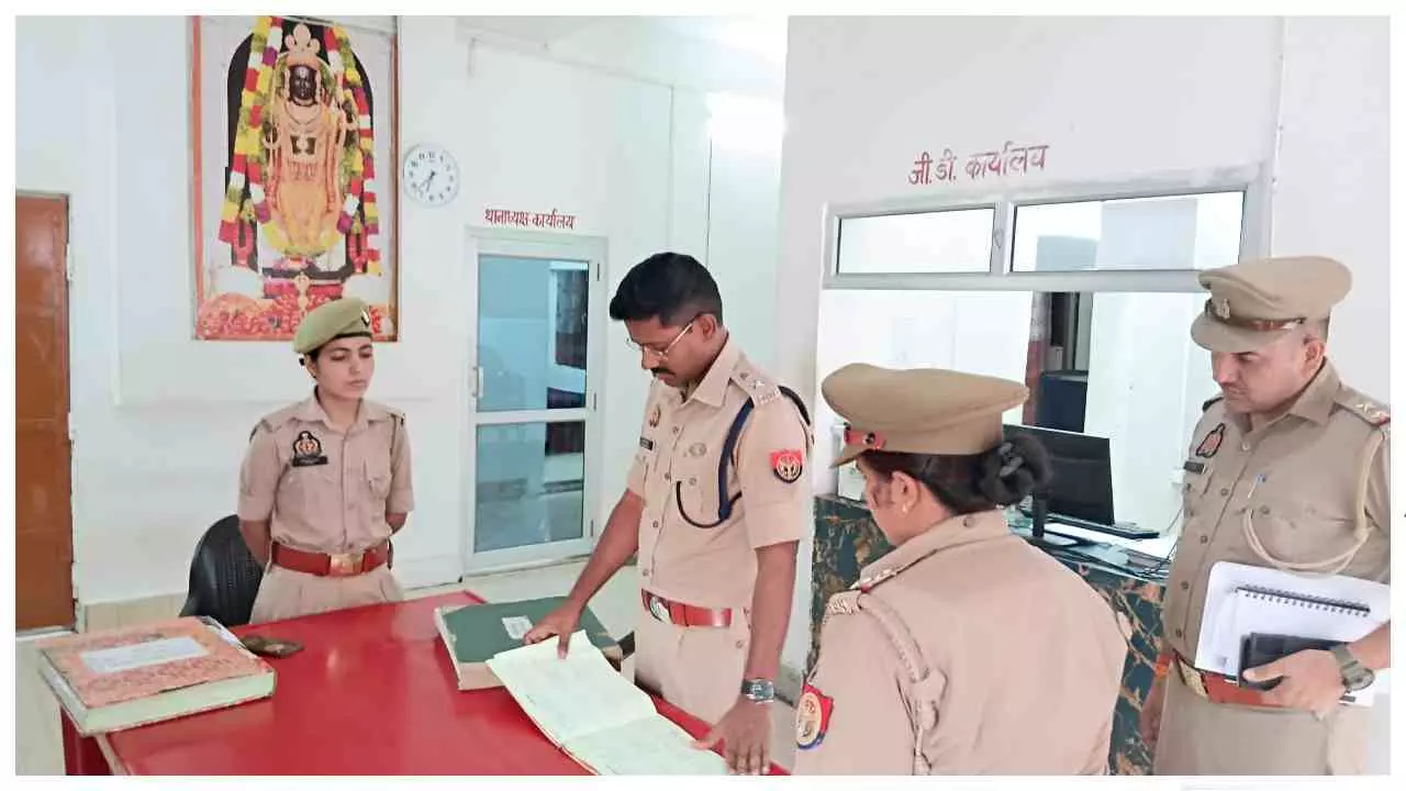 Etah News: एसएसपी डॉ. इलामारन ने सकीट थाने का औचक निरीक्षण, व्यवस्थाओं का लिया जायजा Etah News: एसएसपी डॉ. इलामारन ने सकीट थाने का औचक निरीक्षण, व्यवस्थाओं का लिया जायजा