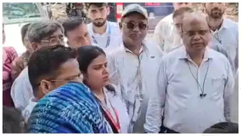 Jhansi Newsमंगला एक्सप्रेस में टिकट मांगने पर महिला यात्री ने टीटीई से की मारपीट, झांसी में केस दर्ज Jhansi Newsमंगला एक्सप्रेस में टिकट मांगने पर महिला यात्री ने टीटीई से की मारपीट, झांसी में केस दर्ज