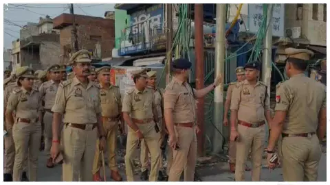 Firozabad News: कांवड़ यात्रा से पहले एसएसपी आदित्य लांग्हे ने टूंडला में किया पैदल मार्च, जांची सुरक्षा व्यवस्था Firozabad News: कांवड़ यात्रा से पहले एसएसपी आदित्य लांग्हे ने टूंडला में किया पैदल मार्च, जांची सुरक्षा व्यवस्था
