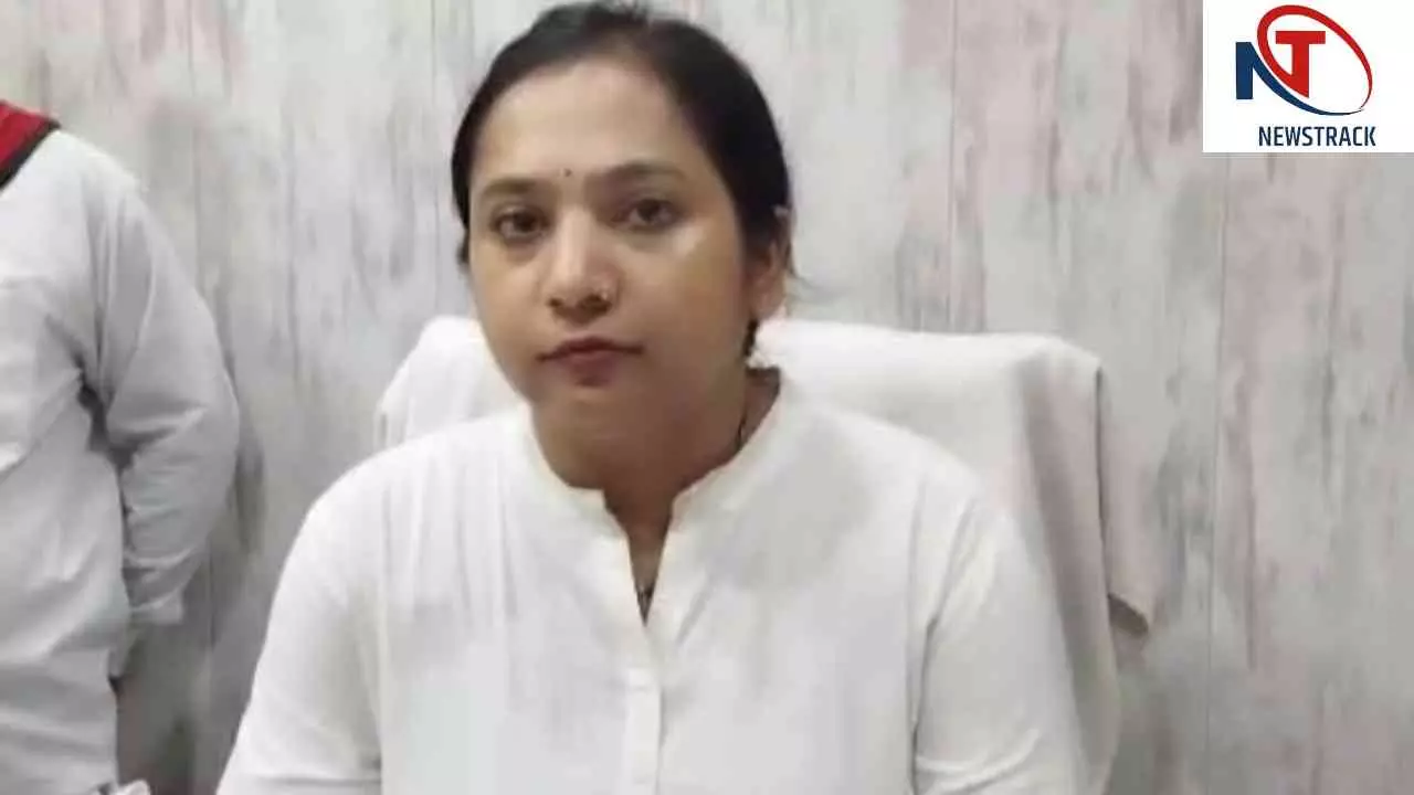 Chandauli: आकांक्षा सिंह ने संभाला सकलडीहा एसडीएम का पदभार, बनीं तहसील की पहली महिला उप जिलाधिकारी Chandauli: आकांक्षा सिंह ने संभाला सकलडीहा एसडीएम का पदभार, बनीं तहसील की पहली महिला उप जिलाधिकारी