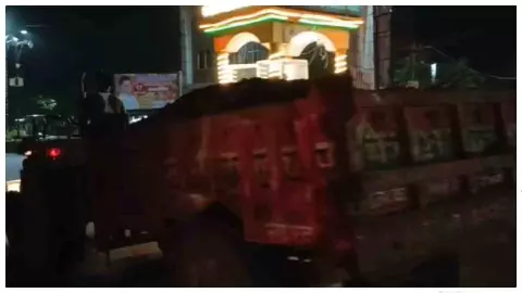 Etah News: आधी रात शहर के बीच दौड़े मिट्टी से भरे ट्रैक्टर, अवैध खनन पर उठे गंभीर सवाल