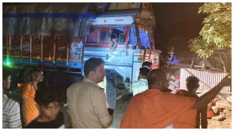 Mirzapur News: टायर फटने के बाद घर में घुसा ट्रक, 3 की मौत, 2 गंभीर घायल, परिजनों का चक्का जाम Mirzapur News: टायर फटने के बाद घर में घुसा ट्रक, 3 की मौत, 2 गंभीर घायल, परिजनों का चक्का जाम